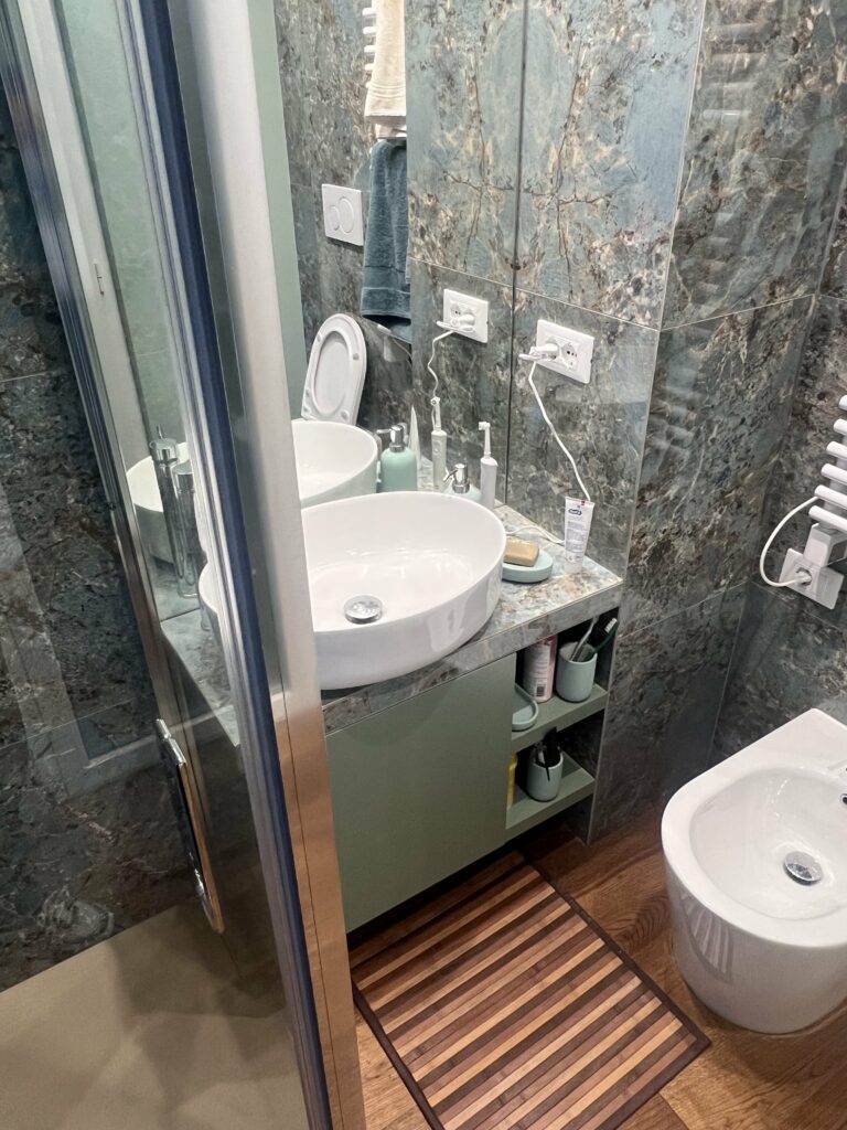 Realizzazione Axios di un bagno con pavimento in legno di rovere