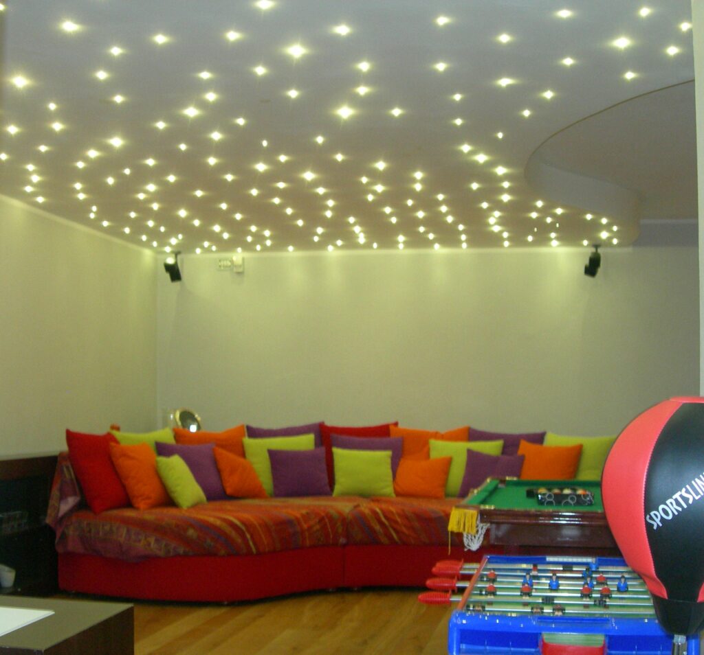 Realizzazione di una sala-giochi con controsoffitto a led luminosi effetto stelle